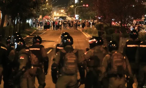 Dhuna është përshkallëzuar në rrugët e Beogradit, Vuçiq tani dëshiron të veprojë edhe më ashpër ndaj protestuesve – Si po reagon Brukseli