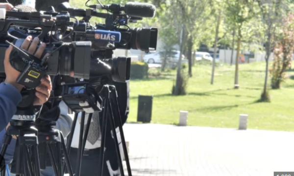 Policia ndërhyn të lirojë godinën e televizionit në Shqipëri, reagojnë shoqatat e medias