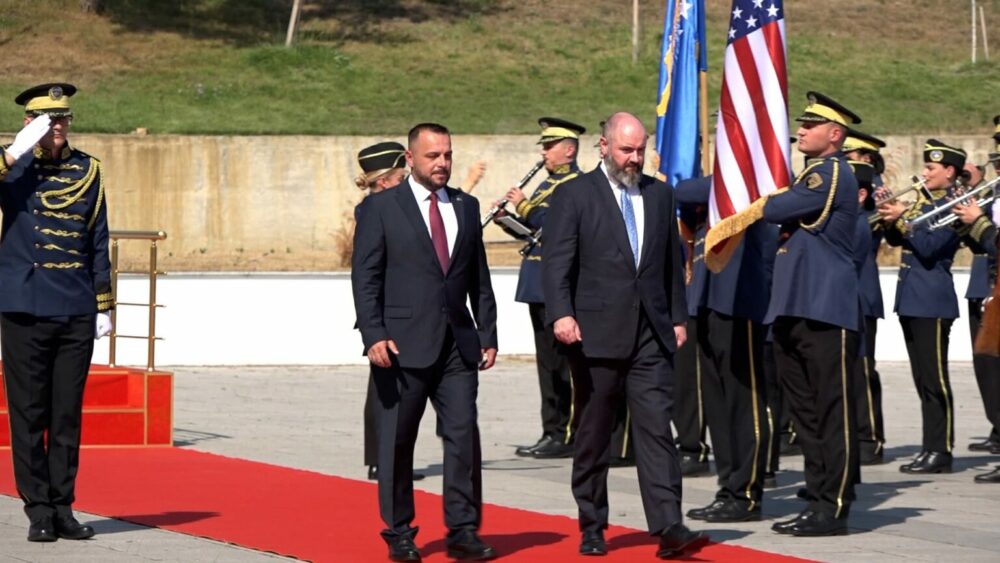 Maqedonci e pret me nderime të larta zyrtarin amerikan të Mbrojtjes Baker