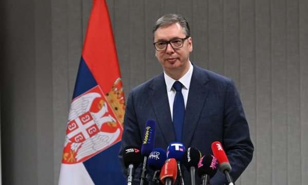 Vuçiq fton protestuesit në debat publik mes tensioneve dhe akuzave për dhunë