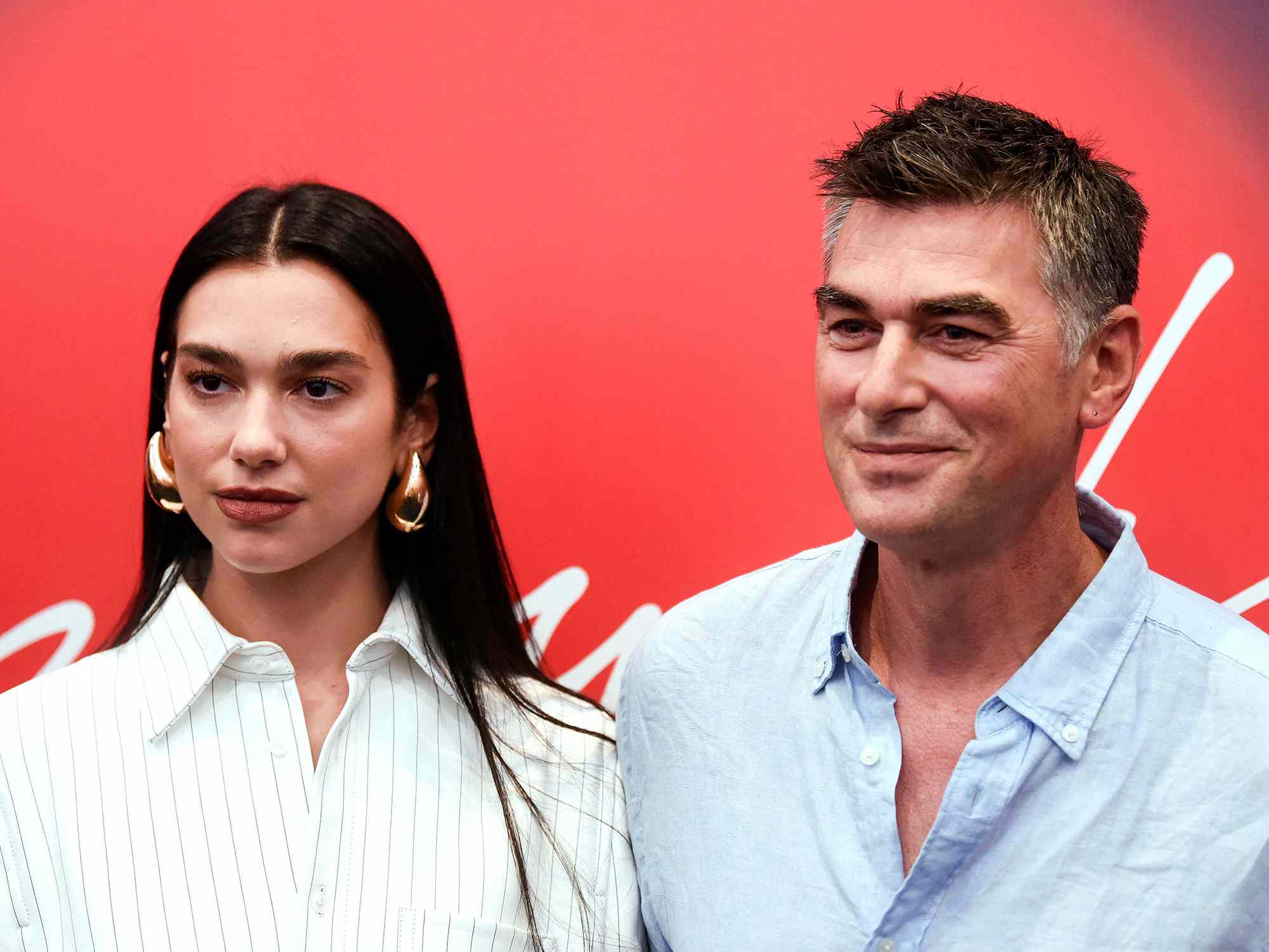 Dua Lipa feston 30-vjetorin, Dugi prek me fjalët dhe publikon foto të rralla nga fëmijëria e saj