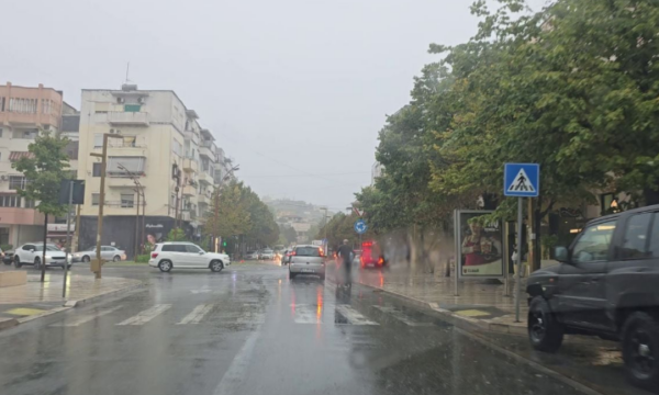 Erëra të forta e rrebeshe shiu edhe në Durrës, pushuesit mbyllin çadrat dhe largohen nga plazhi