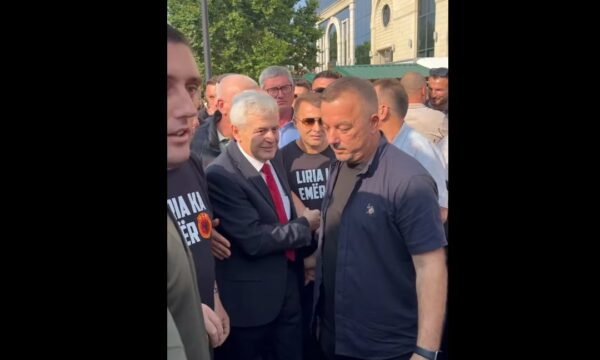 Ali Ahmeti arrin në protestën në përkrahje të ish-krerëve të UÇK-së, e shoqëron Ramiz Lladrovci