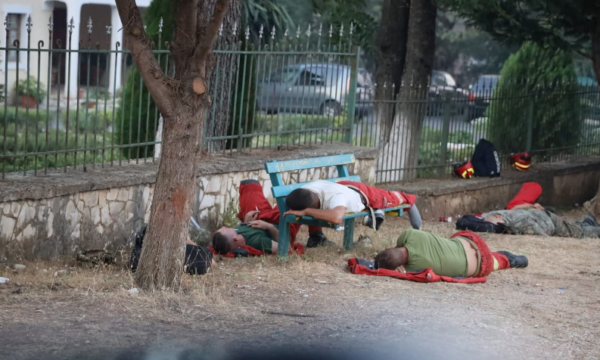Zjarrfikësit të rraskapitur, shtrihen në tokë pas natës së tmerrshme në Delvinë