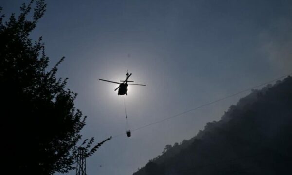 Shqipëria po digjet – Pesë helikopterë mundohen nga ajri ta ndalojnë këtë katastrofë