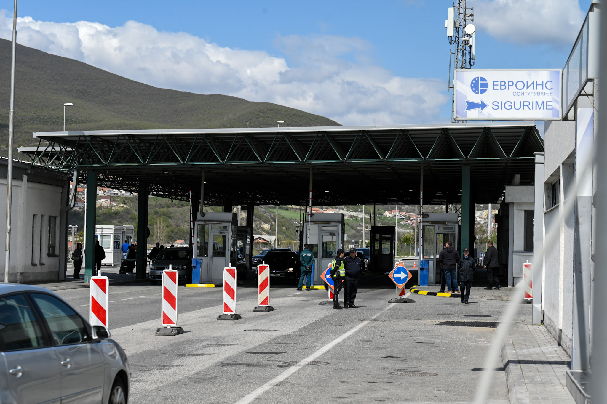 Zjarret i afrohen rrugës, mbyllet përkohësisht pika kufitare në Glloboqicë mes Kosovës dhe Maqedonisë së Veriut