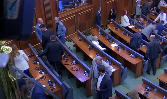 “Drama e re në Kuvend” – Kasolli: PDK, LDK e AAK u rreshtuan me Kurtin