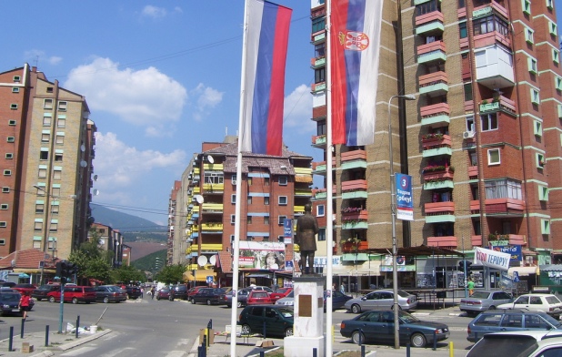 Provokoi policinë me një bluzë me mbishkrime provokuese, arrestohet serbi në Mitrovicë të Veriut