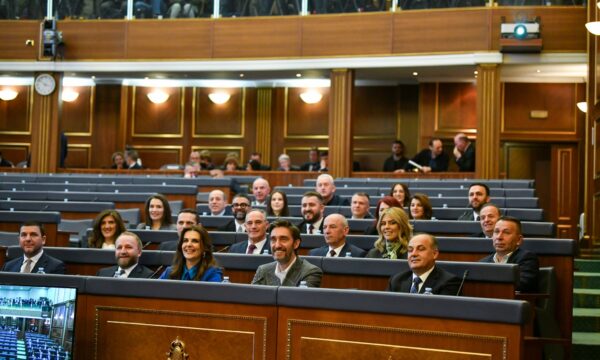 A do të ndryshojnë qëndrim PDK-ja në seancat e radhës, flet deputetja e kësaj partie