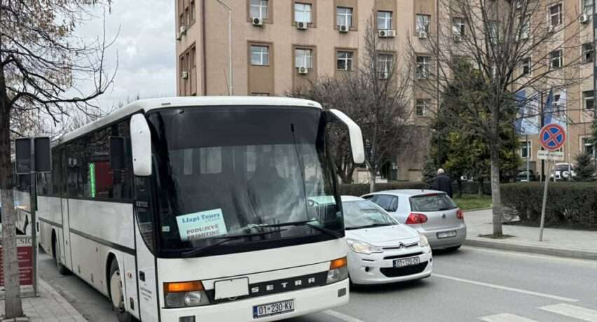 Ndërpritet qarkullimi i autobusëve Prishtinë- Podujevë/ Shoqata e Transportuesve me protestë para Komunës së Prishtinës