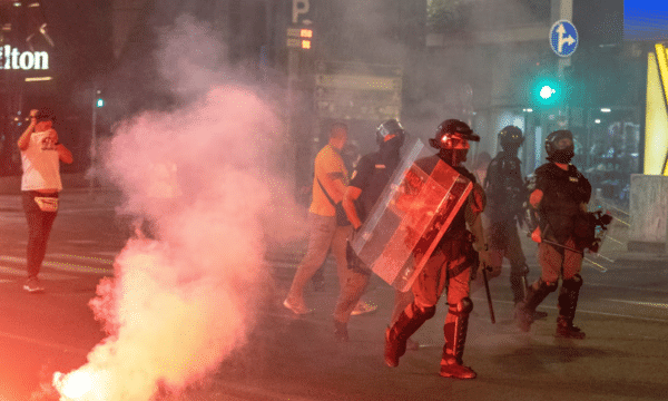 Reuters publikon pamje të përleshjeve në Serbi: Protestat e përshkallëzuara e kanë tronditur popullaritetin e Vuçiqit