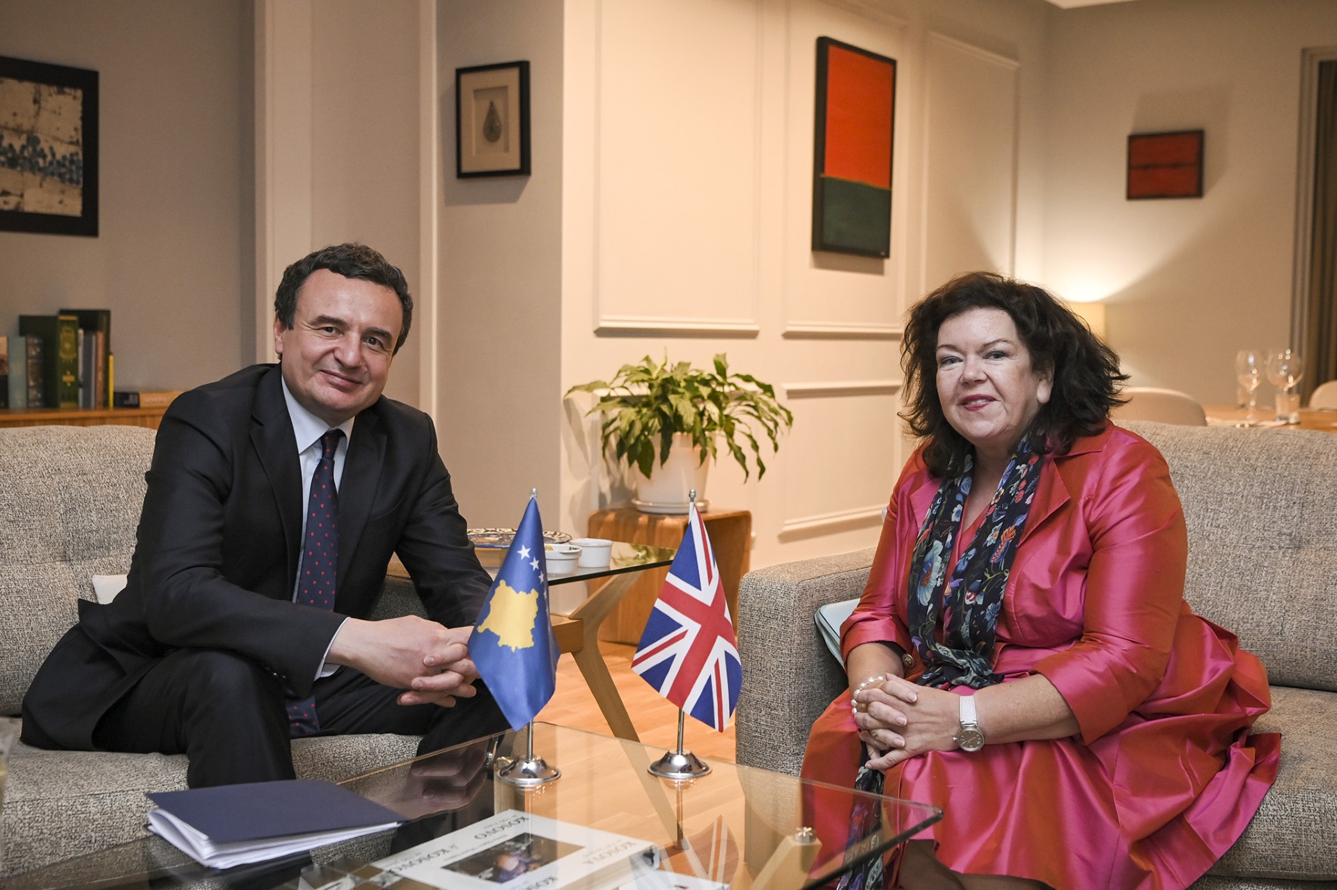 Emisarja britanike flet me Kurtin, për tensionet Kosovë-Serbi