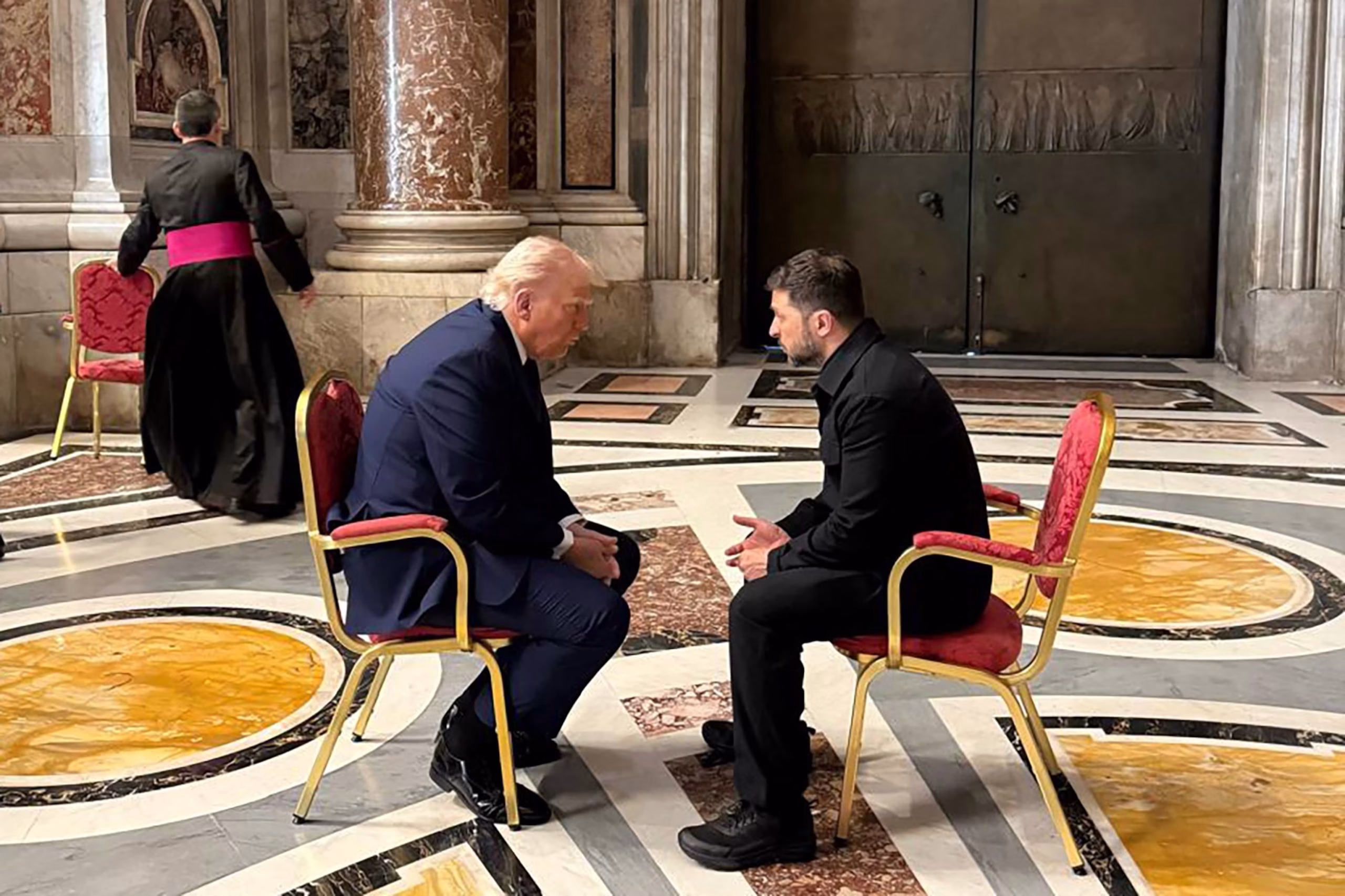 Zelenskyy “bisedë produktive” me Trump, diskutojnë mënyrat e përfundimit të luftës me Rusinë