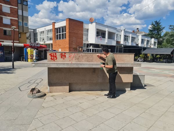 Ragmi Mustafi bashkë me djalin e tij i fshinë grafitet me emrin e Ratko Mladiqit në qendër të Bujanocit