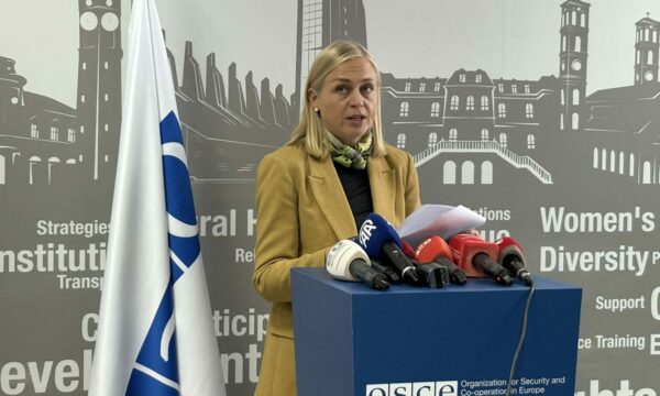 Kryediplomatja finlandeze pyetet pse nuk i takoi Kurtin e Gërvallën, në përgjigje përmend bllokadën politike në institucione