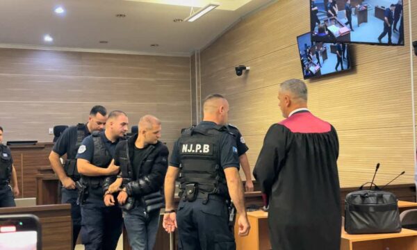 Vrasja e Liridona Ademajt, me duar të lidhura Naim Murseli paraqitet në gjykatore