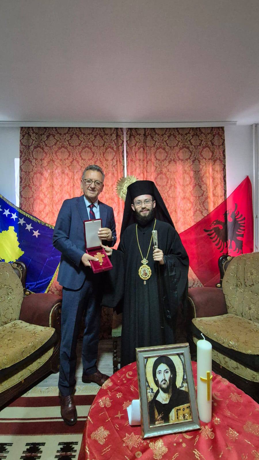 Kryepeshkopi Xhufka nderkon profesorin Lekë Hajrullahu me titullin “Kryqi i Shën Kostandin Dardanasit”