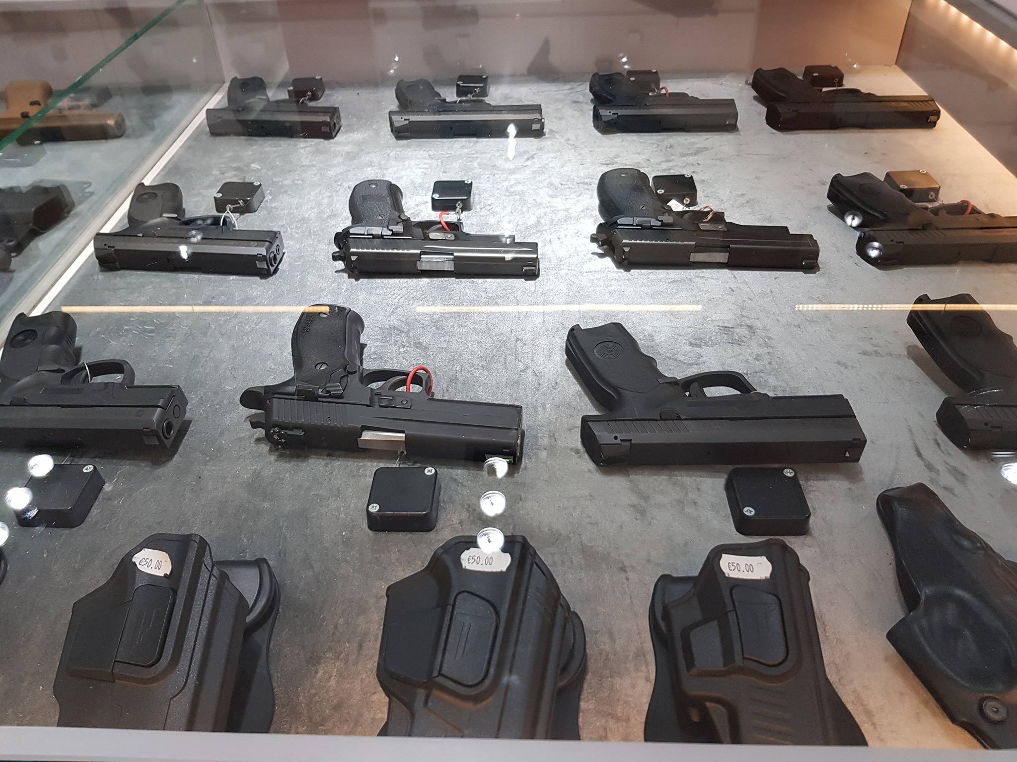 Dyshimet se shiti armë ilegalisht, policia kontrollon poligonin e armëve në Fushë Kosovë