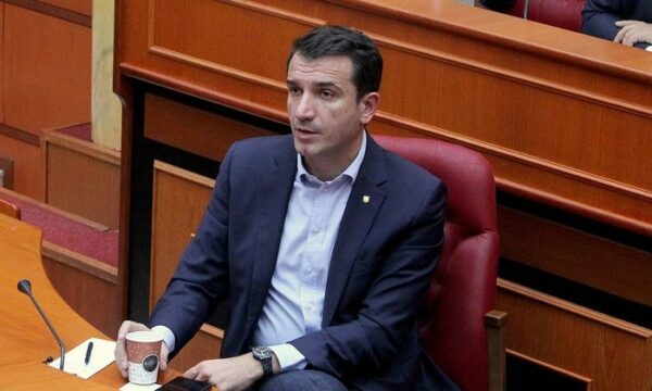 Këshilli i ministrave në Shqipëri shkarkon Erion Veliajn