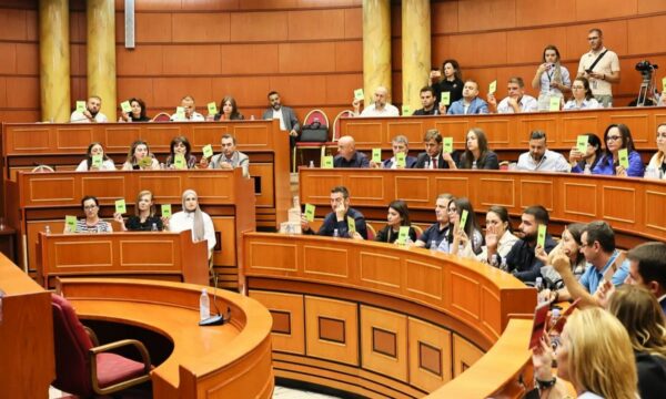 Seanca e shkarkimit, ja katër këshilltarët e PS-së që nuk e “tradhtuan” Erion Veliajn