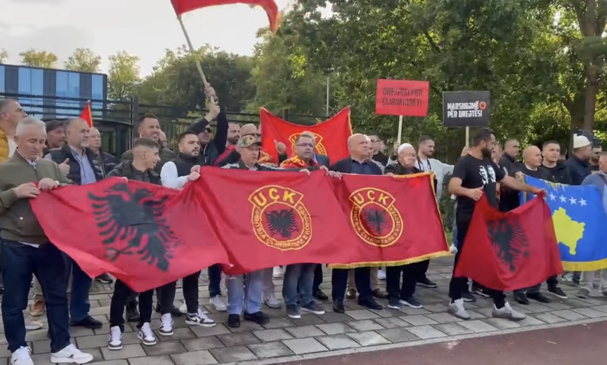 Protestuesit shqiptar në Hagë nisin të mblidhen para Gjykatës Speciale