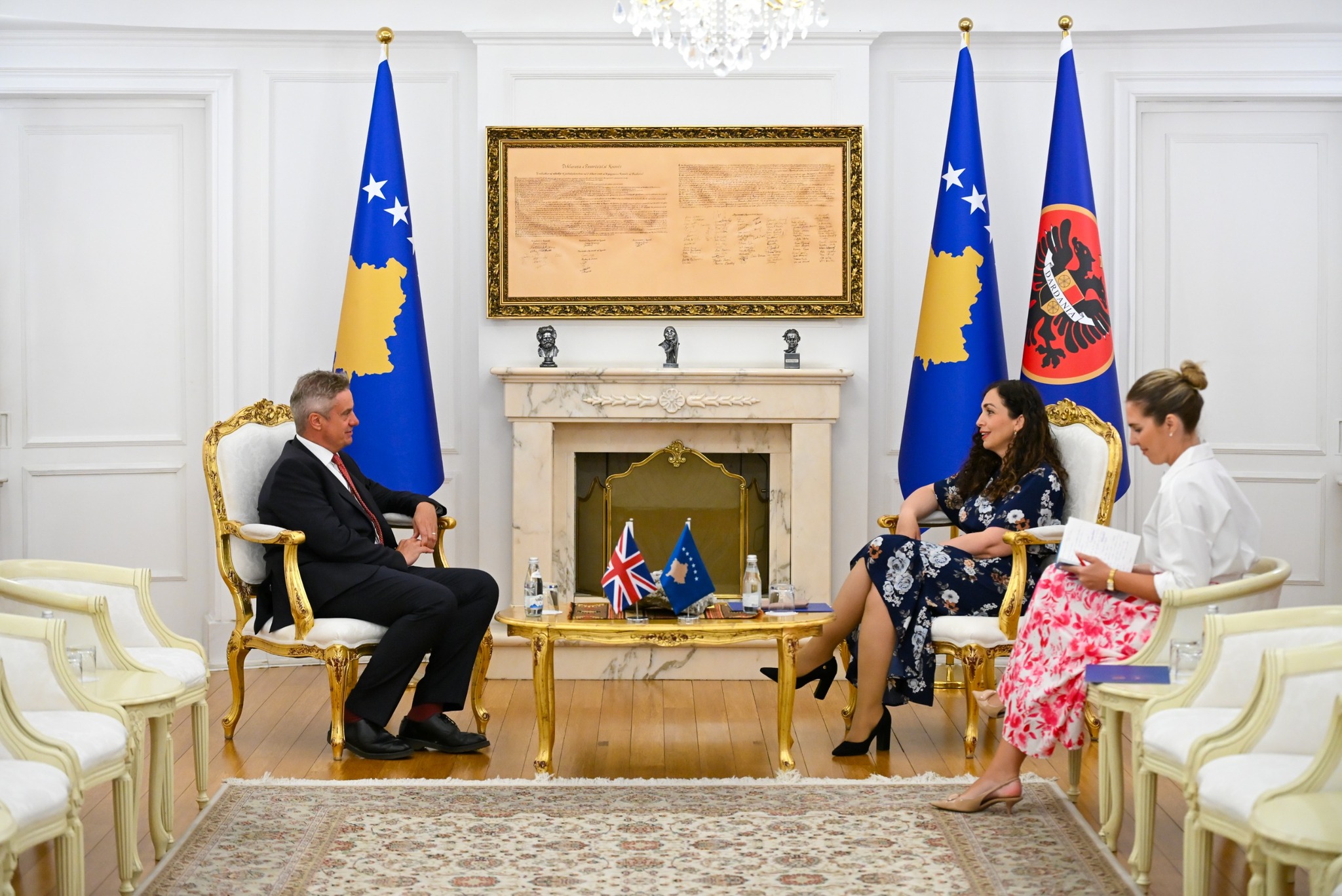 Presidentja Osmani takon ambasadorin britanik, flasin për avancimin e partneritetit strategjik mes dy shteteve dhe konstituimin e institucioneve