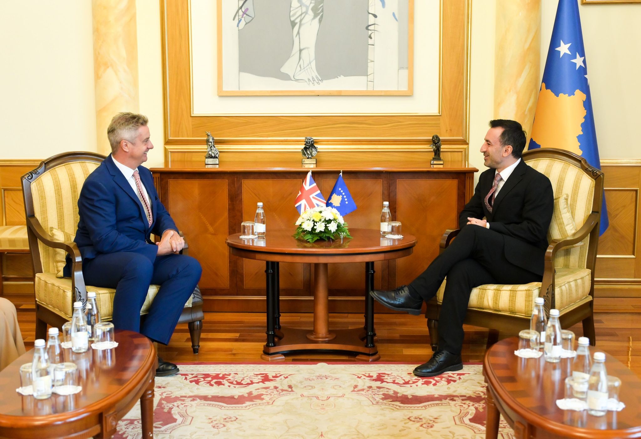 Basha pret në takim ambasadorin britanik, diskutuan për integrimin e Kosovës drejt familjes evropiane dhe anëtarësimin në NATO – Flasin edhe për konstituimin e Kuvendit