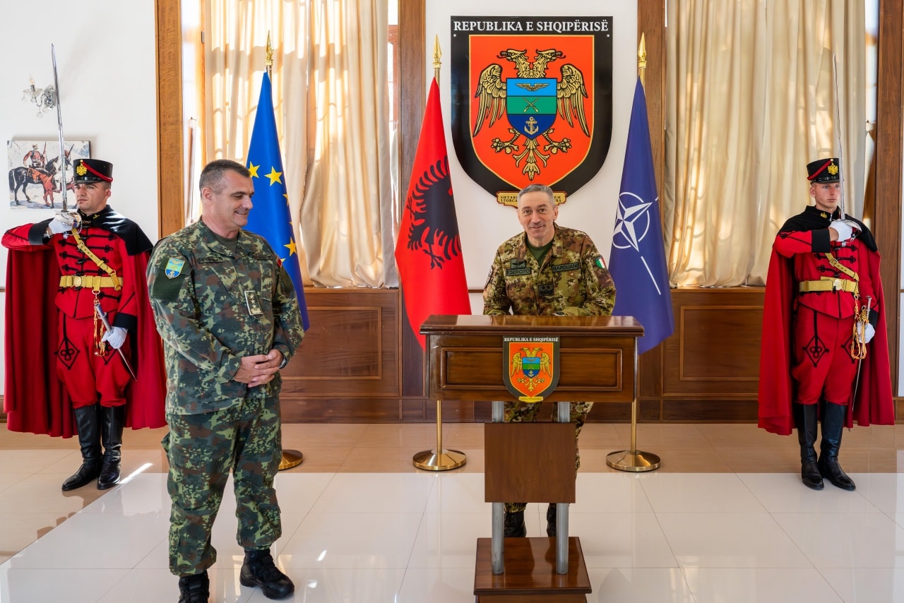 Komandanti i KFOR-it në Tiranë: Siguria në Kosovë dhe rajon mbetet prioritet