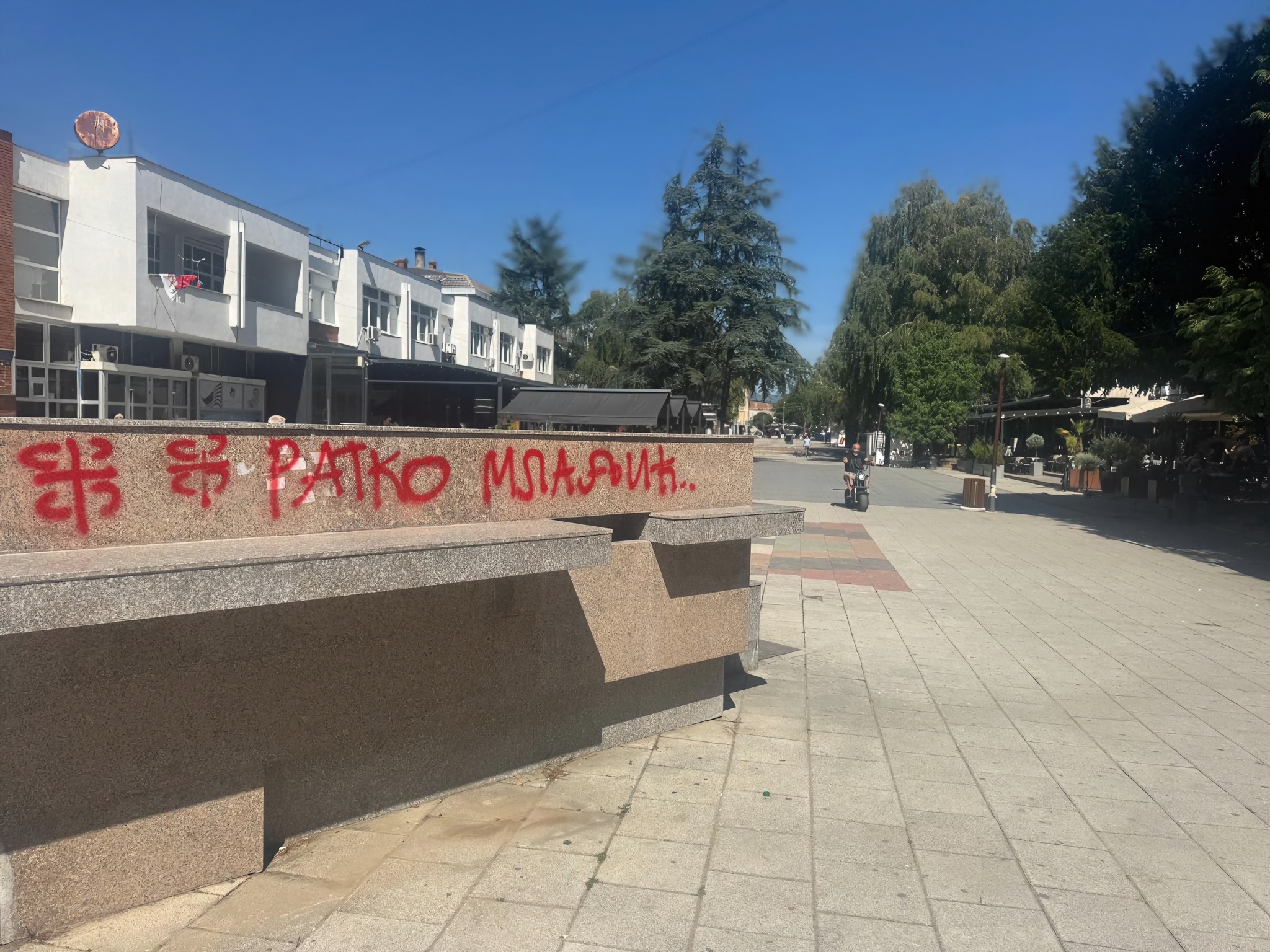 Në qendër të Bujanocit shfaqen grafite me emrin e kriminelit të luftës Ratko Mlladiq