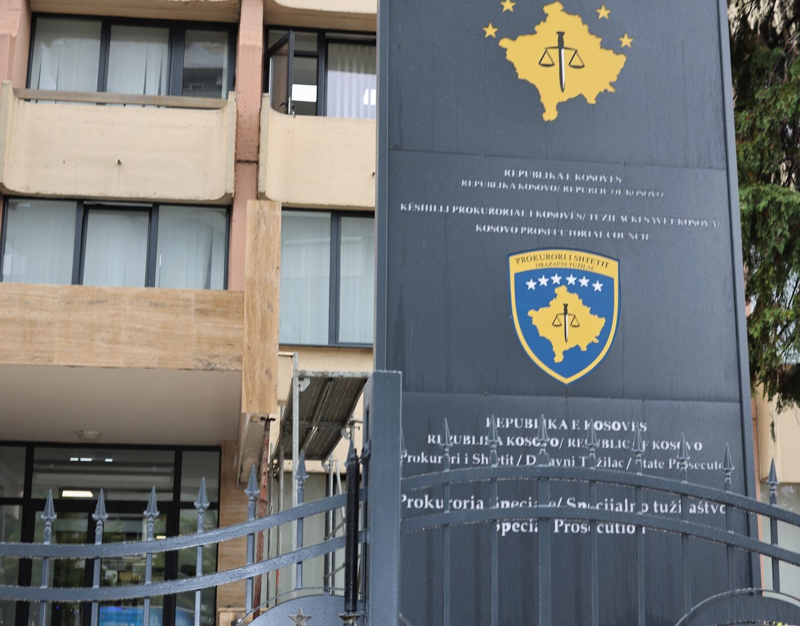 Arrestohet D.N. te Dheu i Bardhë dyshohet se në vitin 1999 ka marrë pjesë në vrasjen e 25 civilëve shqiptarë në Gjilan