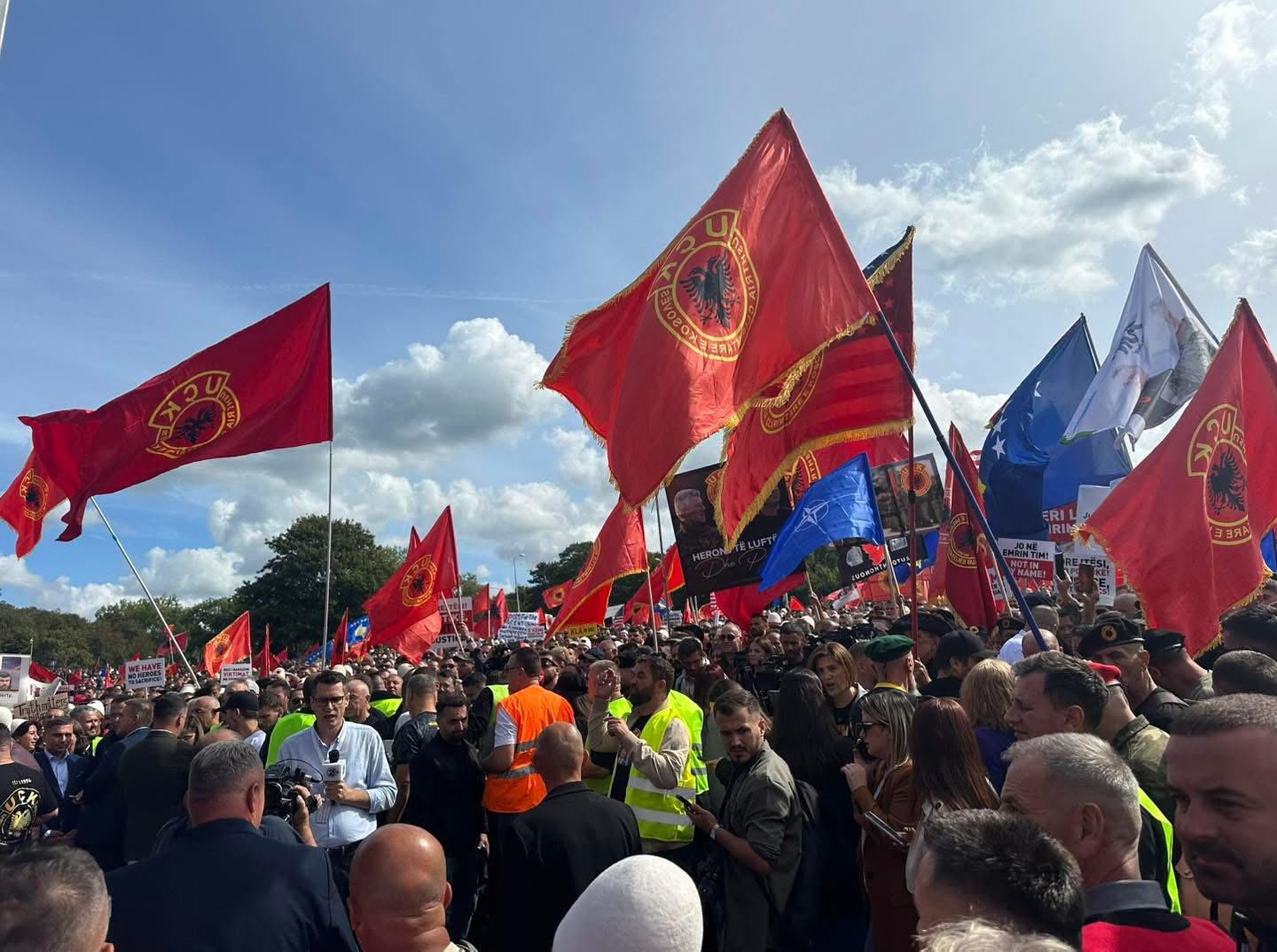 Haradinaj publikon foto të protestës në Hagë: Drejtësi për çlirimtarët, mirënjohje për ju të gjithë