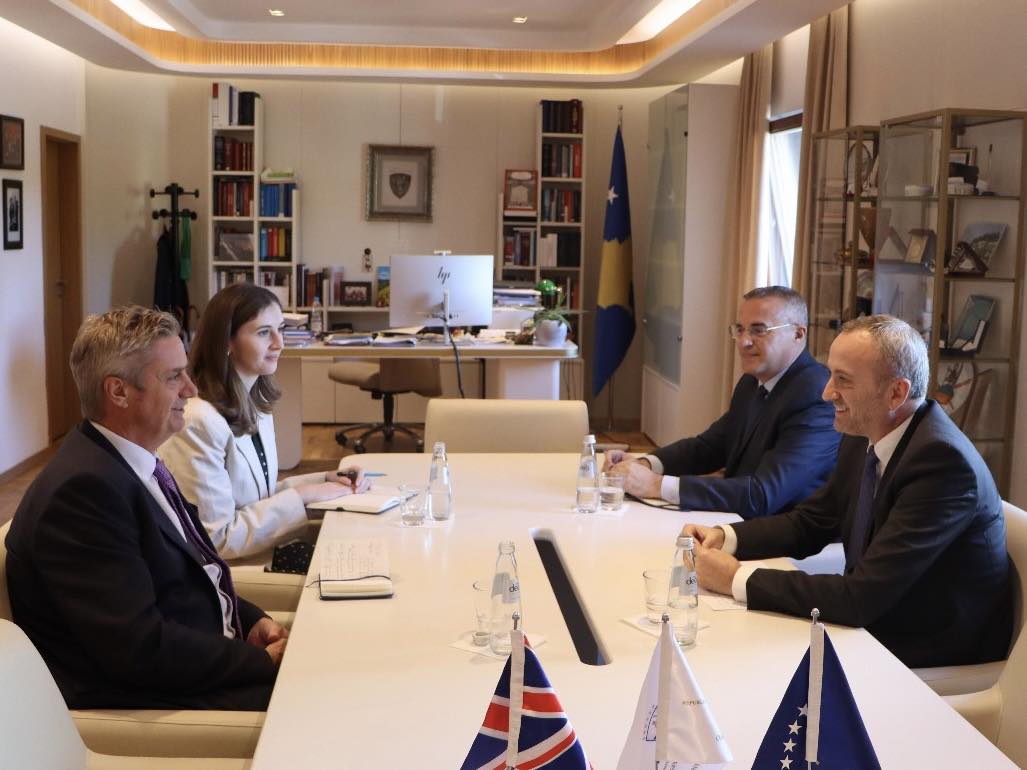 Ambasadori britanik takon Kryetarin e Kushtetueses: MB pret që vendimet për konstituimin e Kuvendit të respektohen nga liderët