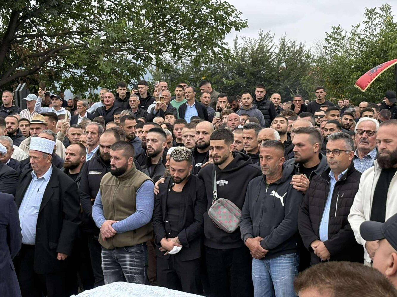 Numër i madh qytetarësh marrin pjesë në varrimin e Eldion Kelmendit, vëllait të këngëtarit Gjesti
