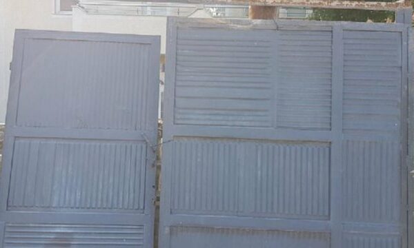 Roja 68-vjeçar humb jetën në Tiranë pasi e zuri porta e objektit ku punonte