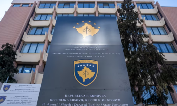 Flamurin e ISIS-it mbi kulmin e shtëpisë, aktakuzë ndaj dy personave për nxitje të përçarjes e mosdurimit në Tik-tok