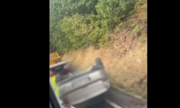 Vetaksident në Duhël të Suharekës, vetura përfundon e rrokullisur