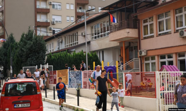 Radio Evropa e Lirë: “Do t’i çregjistroj fëmijët nga shkolla” – reagimet e serbëve ndaj integrimit