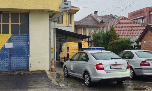 Raportohet se Inspektorati, i shoqëruar nga Policia, po e merr nën kontroll objektin e Postës së Serbisë në Graçanicë