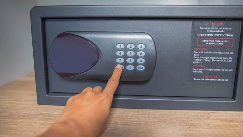 Burri në Klinë raporton se dikush ia ka dëmtuar kasafortën ku mbante gjësende me vlerë