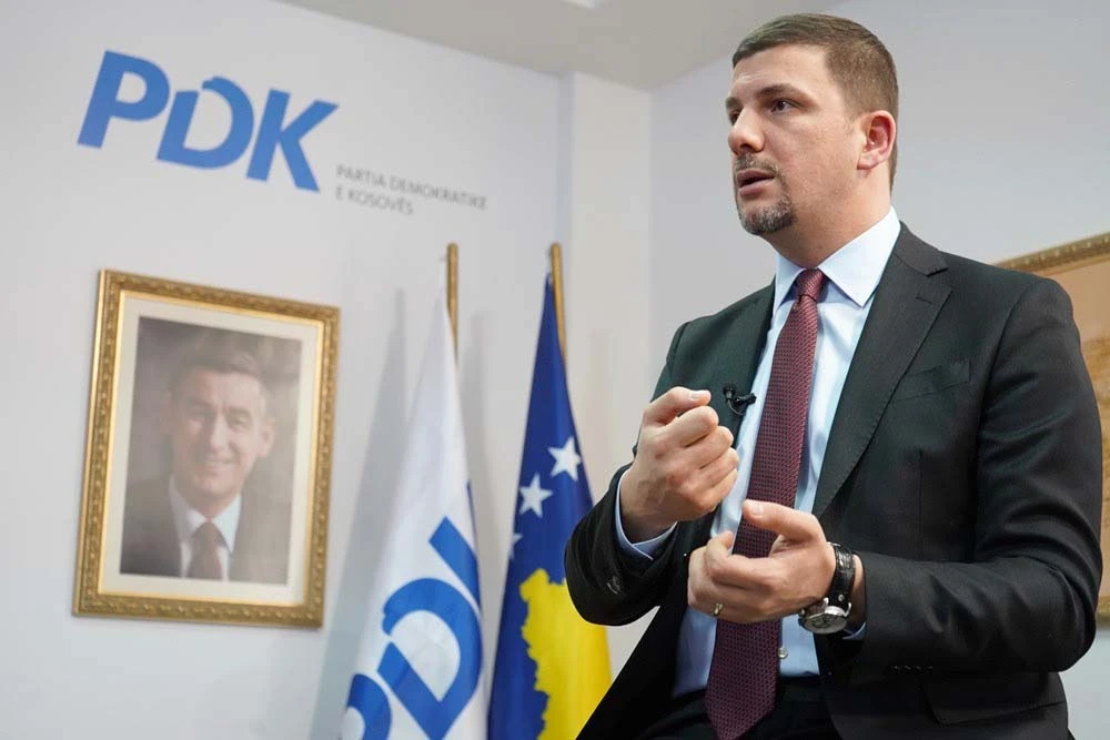 Memli Krasniqi godet Albin Kurtin për prishjen e raporteve me SHBA: Pa Amerikë s’je sovran as në zyrën tënde