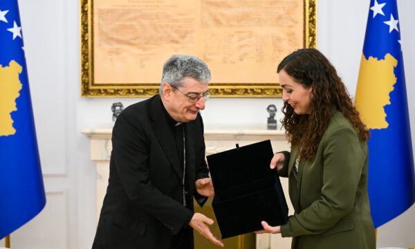 Nunci Apostolik për herë të parë në vizitë zyrtare në Kosovë, takohet me Osmanin