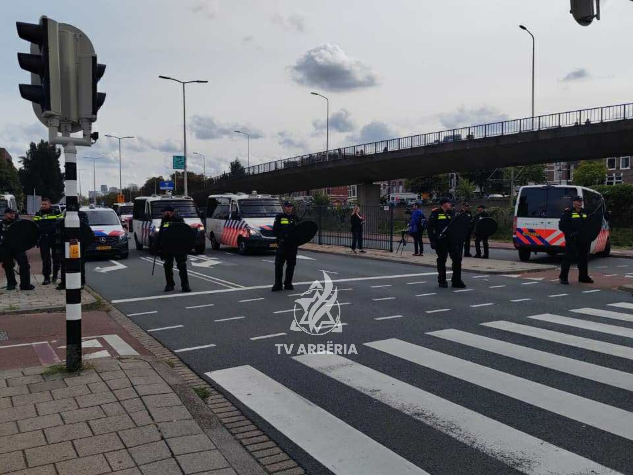 Pas përfundimit të protestës, protestuesit mblidhen para Gjykatës në Hagë – prani e madhe e policisë holandeze dhe helikopterë mbi zonë