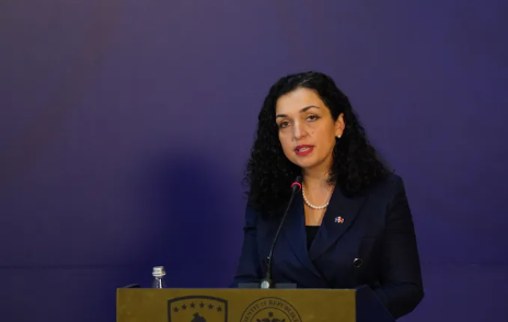 Presidentja Osmani i përgjigjet Vuçiqit: “Turqia po mbron paqen, ti po kërcënon fqinjët dhe bashkëpunon me Rusinë”
