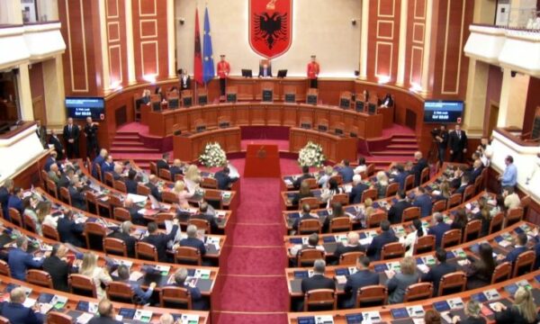 Nis seanca e parë e legjislaturës së XI-të të Kuvendit! Deputeti socialist Llajo: Qytetarët nuk duan fjalë të kota