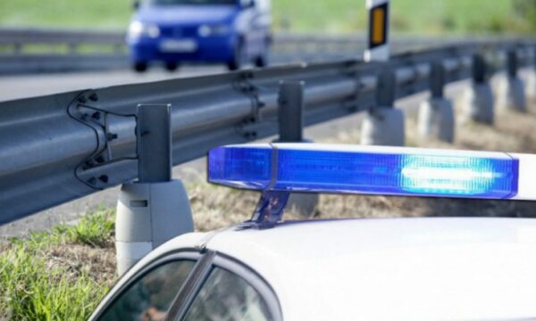 Drejtuesja e veturës dyshohet se doli nga rruga, policia jep detaje për aksidentin në Drenas ku vdiq një e mitur