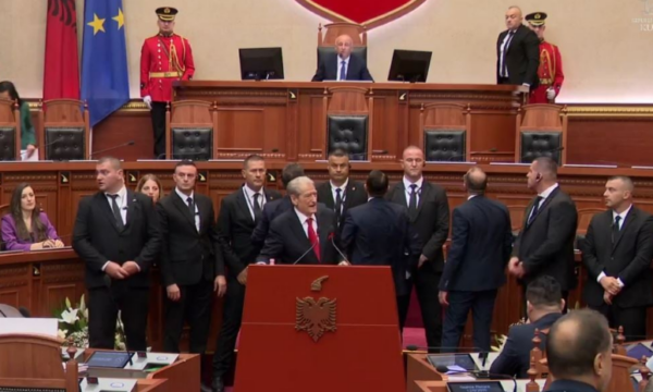 Përplasje në Parlamentin e Shqipërisë, Sali Berisha bllokon foltoren, mbyllet seanca e parë e legjislaturës së re