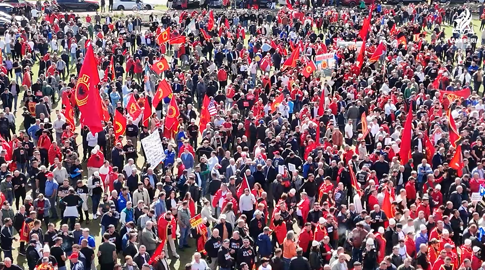 Pamje dhe rrëfime që nuk u panë nga protesta në Hagë, ku mijëra shqiptarë u ngritën për drejtësi për çlirimtarët