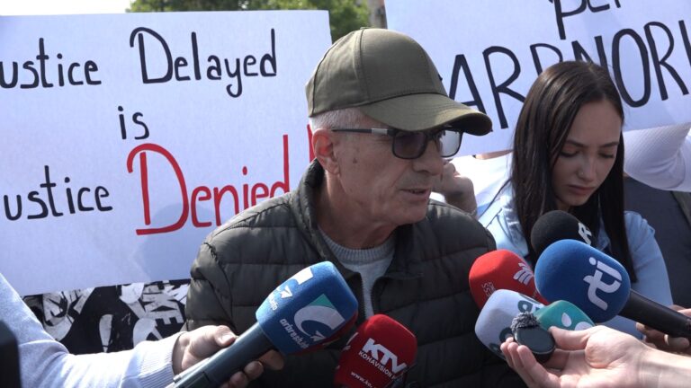 “Emocionalisht i lodhur”, babai i ish-policit Arbnor Spahiu: Ai po vuan se po mbahet padrejtësisht në burg