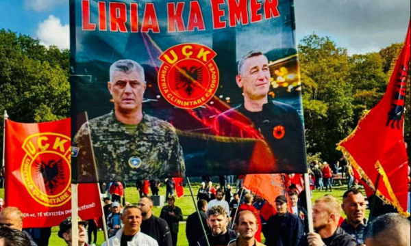 Media holandeze raportoi për protestën kundër Gjykatës Speciale në Hagë