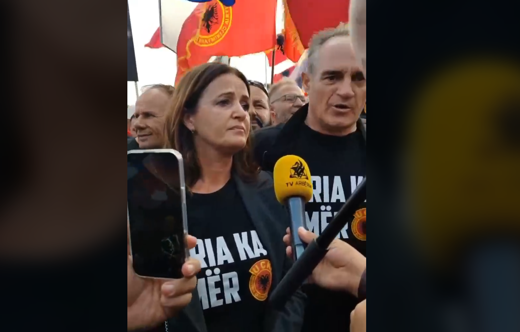 “Bashkëluftëtare e Thaçit dhe Veselit” – gruaja e Nait Hasanit nuk i mban lotët gjatë protestës në Hagë, shihet mjaft e emocionuar